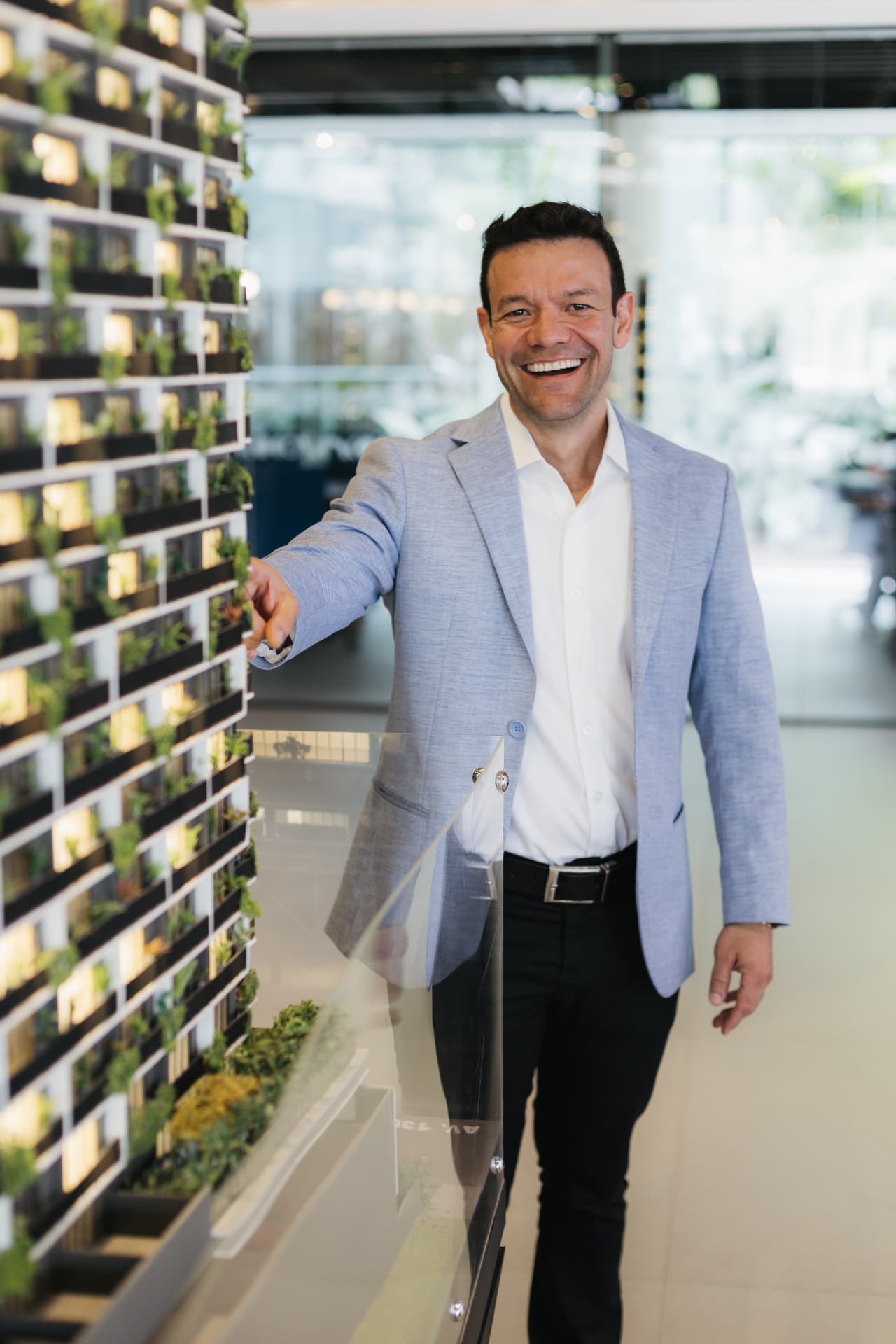 Jorge apresentando a maquete de um empreendimento na Flórida